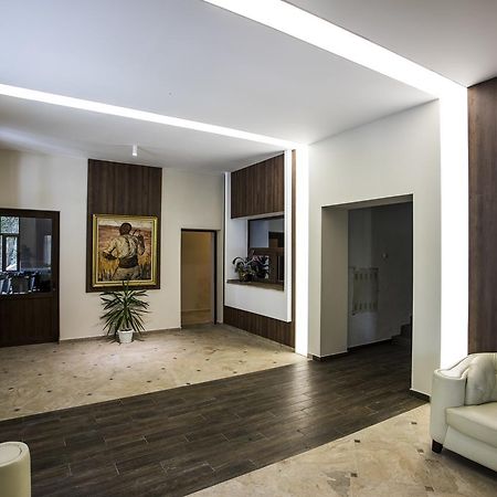 Hotel Orbita شومن المظهر الخارجي الصورة