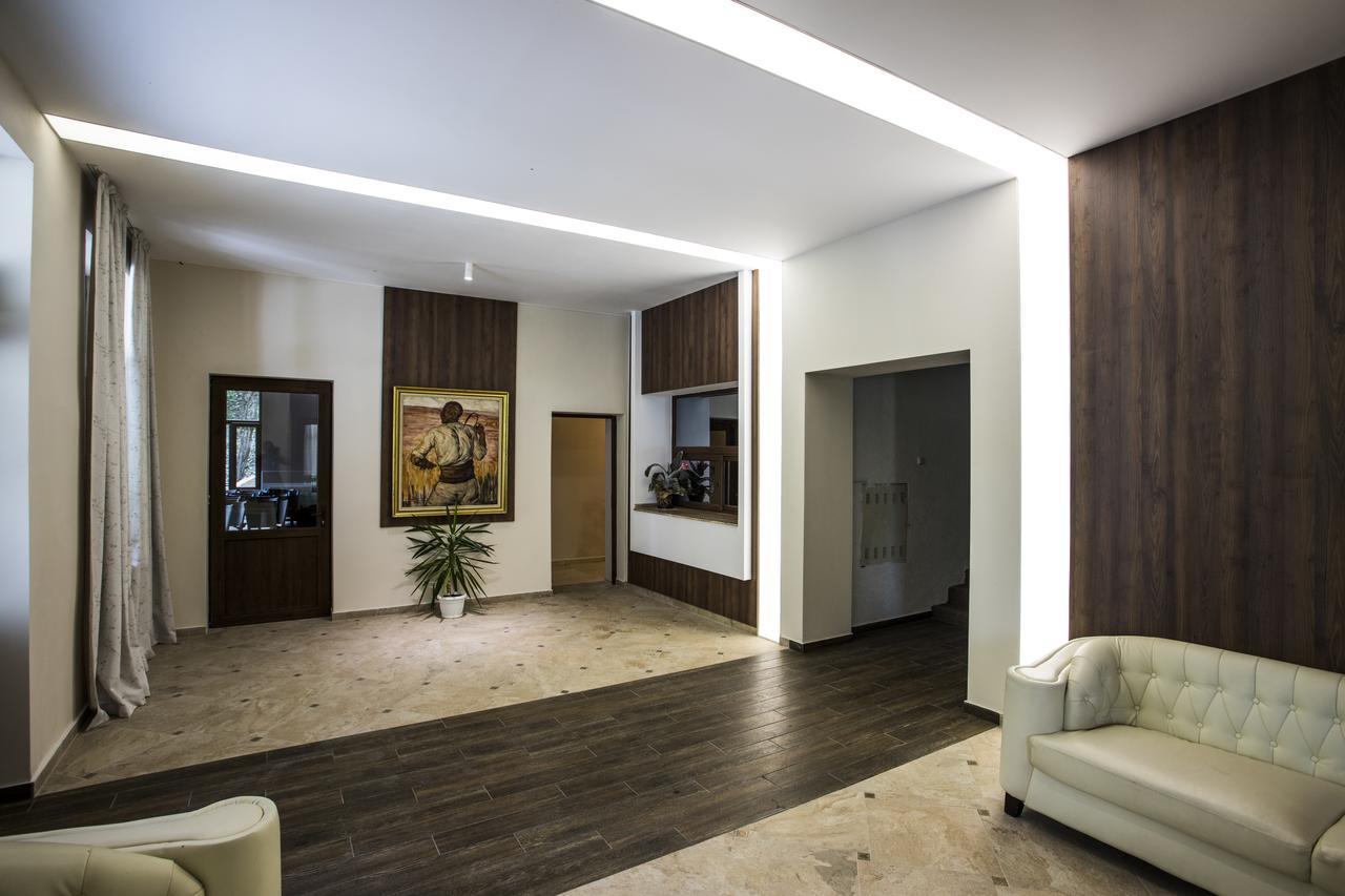 Hotel Orbita شومن المظهر الخارجي الصورة